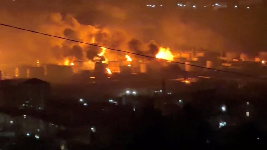 Fumo e fiamme si alzano dalla raffineria di petrolio di Tuapse, vicino al porto di Tuapse, in seguito a un attacco di droni ucraini, secondo quanto riferito da funzionari russi, a Tuapse, nel Territorio di Krasnodar, in Russia, in questa schermata ottenuta da un video pubblicato sui social media (SOCIAL MEDIA via REUTERS)