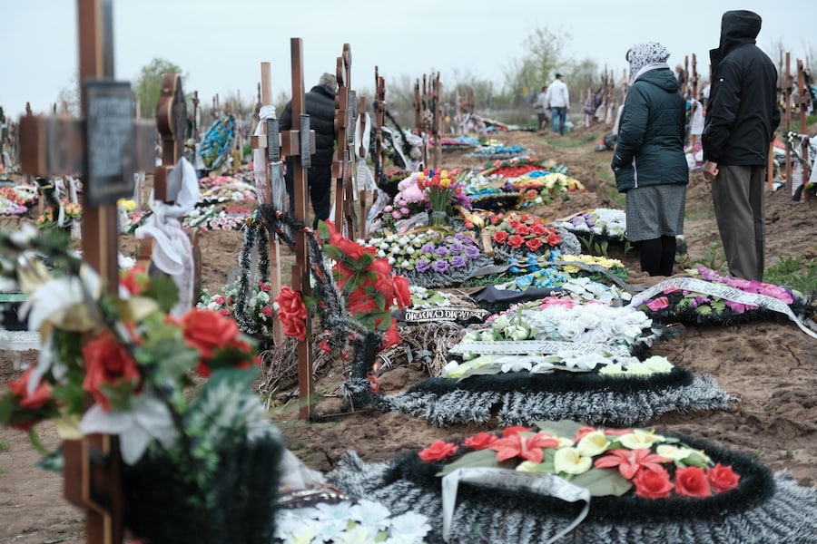 Parenti visitano le tombe dei propri cari e portano offerte pasquali per commemorare la Radonitsia, in un cimitero di Kramatorsk, Donetsk, Ucraina (EPA)