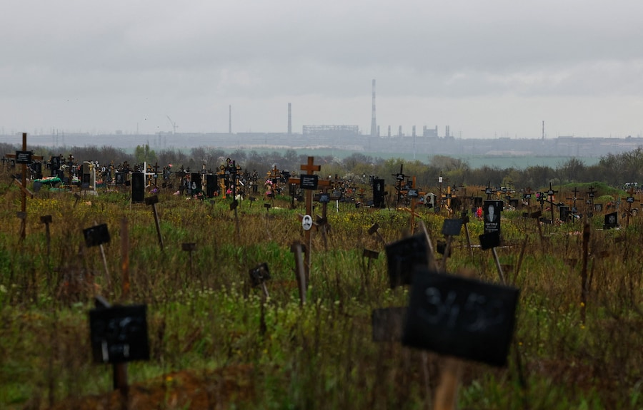 Tombe nella sezione del cimitero destinata ai civili uccisi nel corso del conflitto tra Russia e Ucraina, nell’insediamento di Staryi Krym, vicino a Mariupol, zona ucraina controllata dalla Russia (REUTERS)