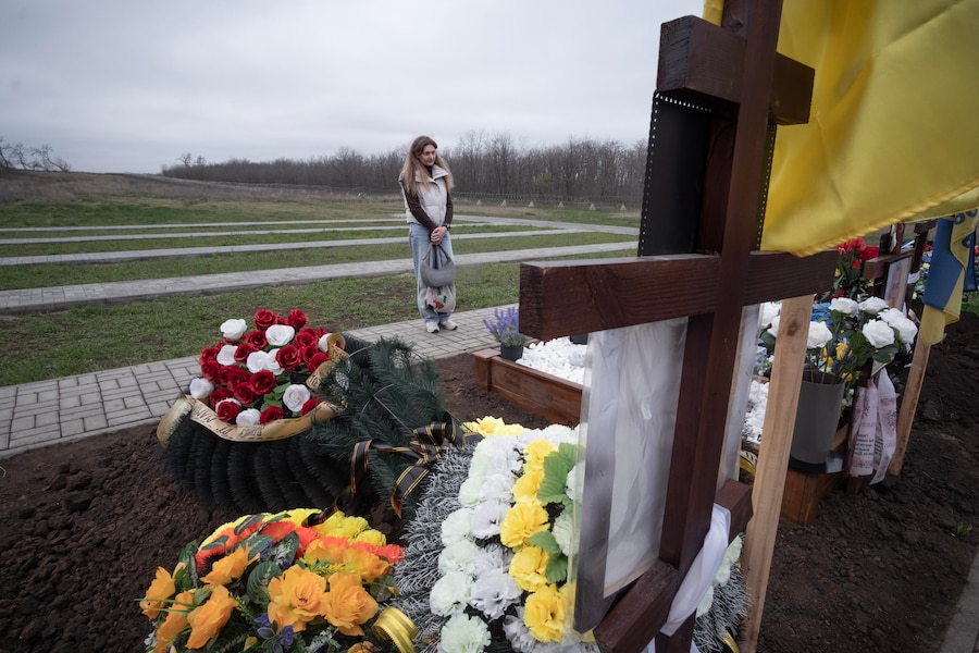 I parenti dei soldati caduti in combattimento portano offerte per commemorare la Radonitsia, presso il cimitero militare di Kramatorsk, Donetsk, Ucraina (EPA)
