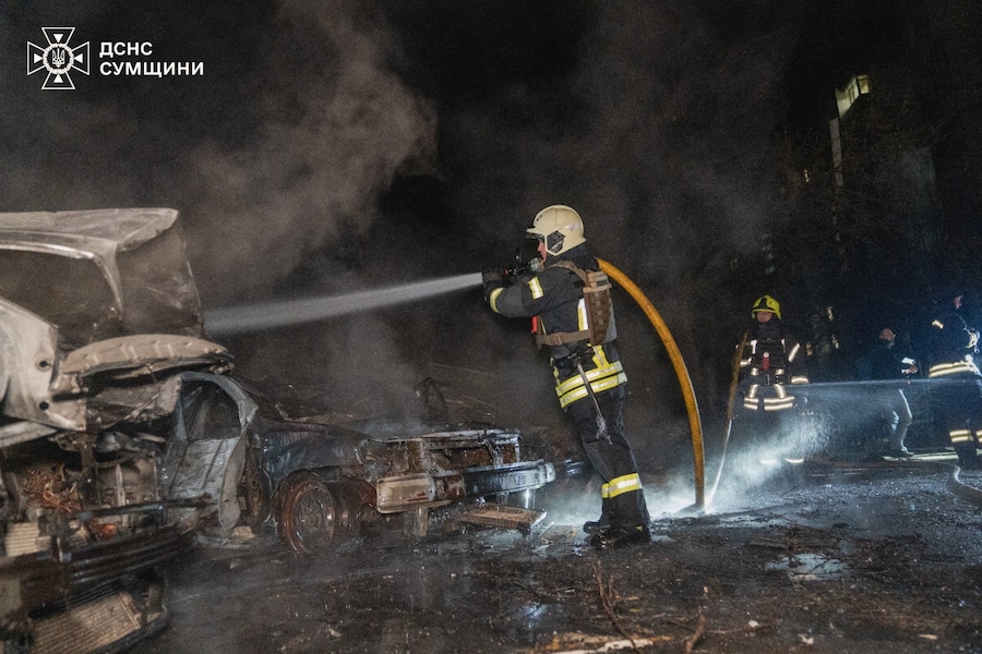 I vigili del fuoco spengono le auto in fiamme nel sito di una zona residenziale colpita durante gli attacchi notturni dei droni russi a Sumy, Ucraina (via REUTERS)
