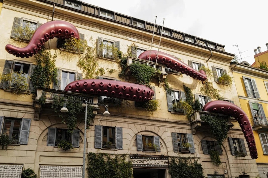 Per celebrare la nuova collezione Puffy Summer, dal 16 al 28 aprile, in occasione della Milano Design Week, verrà allestito un pop-up store Moncler nel cuore della città. Un gigante polpo che ricorda i gonfiabili estivi, mascotte di Puffy Summer, animerà lo spazio di 10 Corso Como, esprimendo con originalità il linguaggio stilistico di Moncler. I suoi tentacoli abbracceranno la facciata e gli ambienti interni, dando vita a un’installazione immersiva, arricchita da 24 look Moncler Collection Estate 2026, esposti nello spazio. Il racconto proseguirà anche a Seoul, dove dal 1° al 3 maggio, nel quartiere di Seongsu, un polpo gigante avvolgerà la facciata di un edificio, invitando i visitatori ad addentrarsi nell’immaginario di Moncler.