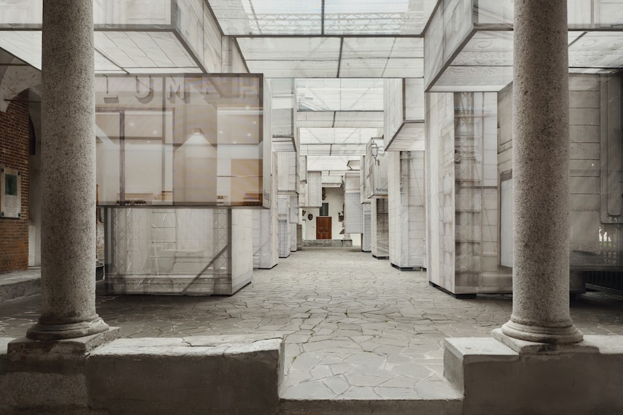 Fino al 26 aprile Santa Maria del Carmine ospita l’installazione di Aesop, che esplora l’artigianato funzionale, la natura della luce e le mani che la plasmano. Intitolata «The Factory of Light», questa esperienza multisensoriale riflette il modo in cui Aesop porta luce e fascino in ogni ambiente in cui viene collocato e su ogni pelle che sfiora. Situata a pochi metri da Aesop Brera, l’installazione è stata progettata dall’architetto australiano e fondatore di March Studio, Rodney Eggleston. Nel corso dell’esperienza si svela la storia dell’ultima creazione di Aesop: Aposē, un trio di luci presentato qui per la prima volta, con la lampada da tavolo in edizione limitata disponibile per l’acquisto sia in negozio che online