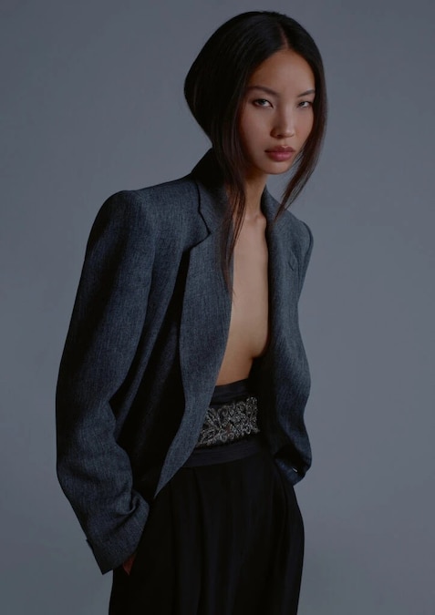 Nel negozio Armani/Casa di Corso Venezia 14, la nuova collezione del marchio viene presentata con una selezione di pezzi iconici e alle loro reinterpretazioni nel tempo. Nrlla boutique Giorgio Armani di via Sant’Andrea 9 giunge il nuovo capitolo del progetto ARMANI/Archivio, con 13 look storici che vengono ripensati ed entrano a far parte della collezione stagionale