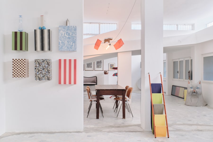 Arthur Arbesser apre al pubblico le porte del suo nuovo studio. Lo spazio industriale di via Sannio, caratterizzato da un continuo dialogo di colori e texture, si trasforma per l’occasione in un luogo di incontro e sperimentazione, arricchito dal contributo di due designer viennesi invitati a entrare in relazione con l’universo creativo dello studio.L’artista Onka Allmayer-Beck presenta una serie di opere in ceramica da parete, insieme a una scultura in cartapesta realizzata appositamente per lo Studio Arthur Arbesser