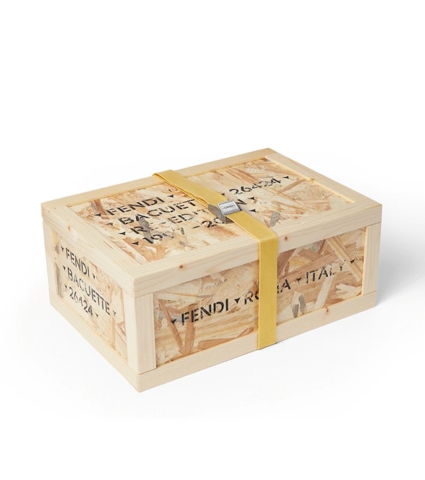 è il primo vincitore del Fendi Design Prize, nuovo riconoscimento lanciato dal marchio per promuovere designer emergenti. Inoltre, una speciale box in legno, ispirata alle casse d’arte, è il contenitore delle nuove Fendi Baguette 26424 Re-Edition create da Maria Grazia Chiuri: il packaging diventa il fulcro dell’installazione ideata per il Salone del Mobile 2026, una scenografia immersiva racconta il viaggio della Baguette attraverso casse sospese su un sistema di movimentazione, accompagnate da una video installazione che richiama la precisione e il ritmo dell’atelier Fendi.
