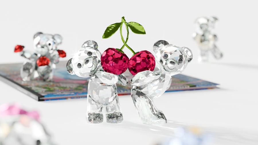 Accanto a una curata selezione di luminosi pezzi home-decor, Swarovski annuncia il debutto di “The Quest for Light”, un libro illustrato immersivo, presentato in esclusiva al Salone del Mobile. Co-scritto da Markus Langes-Swarovski e realizzato in collaborazione con il celebre illustratore Hiro Kamigaki e il suo studio IC4DESIGN, The Quest for Light cattura la magia di Swarovski con un’immaginazione scintillante. Raccontando la storia della battaglia tra luce e oscurità, il libro accompagna i lettori in un viaggio “cerca e trova” dalla sede di Swarovski a Wattens, in Austria, verso il mondo alla ricerca dei quattro grandi cristalli del mondo - Fiducia, Amore, Coraggio e Creazione – per combattere l’oscurità e aiutare il mondo a brillare.Realizzato con straordinaria cura nei dettagli illustrativi e nei colori, il libro presenta una splendida selezione di figurine Swarovski, gioielli e luoghi iconici nella storia dell’azienda. A completamento del lancio di The Quest for Light, Swarovski celebra la sua collezione home-decor al Salone del Mobile con una selezione curata di figurine in cristallo presenti nel libro illustrato.