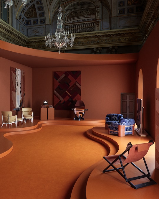 In occasione della Milano Design Week 2026, Louis Vuitton presenta la collezione Objets Nomades con una mostra che mette in dialogo il patrimonio storico della maison, il design e la creazione contemporanea. A Palazzo Serbelloni, Louis Vuitton mette in scena un omaggio al decoratore, illustratore, rilegatore e ebanista francese, Pierre Legrain, figura di spicco dell’Art Déco, collaboratore assiduo della maison già negli anni ’20 del Novecento e che lavora inizialmente al fianco di Gaston-Louis Vuitton come illustratore. Successivamente dà vita nel 1921 al primo elemento di arredo della maison: la coiffeuse, una toeletta in ebano laccato, che viene oggi rieditata nella Collection Hommage Pierre Legrain. La collezione offre una nuova visione delle opere del decoratore affiancando alla coiffeuse, sedute, paraventi, tappeti, scatole, tessili e oggetti di decoro che riprendono i celebri motivi realizzati da Legrain. Il cortile di Palazzo Serbelloni per l’occasione prende vita grazie ad un’installazione, realizzata in collaborazione con la scuola di Scenografia dell’Accademia di Belle Arti di Brera.