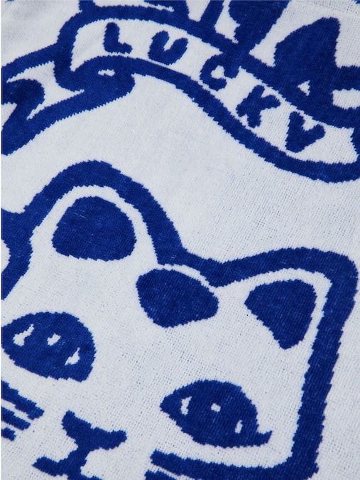 Lanerossi rinnova la collaborazione con Paola Navone - Studio OTTO e presenta due nuovi pezzi della linea Lucky You, il telo mare e la sua borsa abbinata. Con questo progetto, Lanerossi sceglie di portare il proprio saper fare oltre i confini delle mura domestiche, accompagnando i momenti più luminosi dell’anno e trasformando anche il tempo dell’estate in un’esperienza tessile fatta di qualità, design e piccoli rituali di felicità quotidiana.