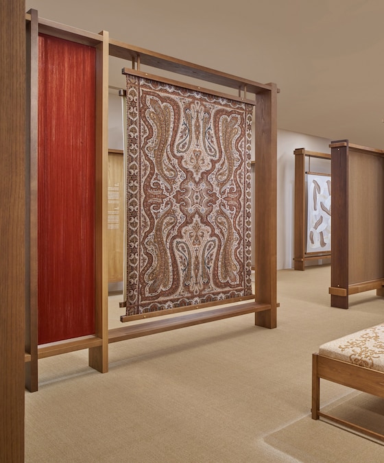 Con Studies, Loro Piana esplora l’interior design attraverso approfondimenti mirati, ciascuno incentrato sull’analisi di un oggetto, di una funzione o di un uso specifico. “Capitolo I: Sul Plaid” è dedicato al plaid come elemento centrale dell’abitare.