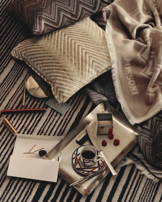 Il tessuto Caperdoni, uno dei pilastri del proprio patrimonio creativo e artigianale, realizzato con la macchina Caperdoni, usata solo dal marchio di Sumirago, diventa tessuto per la casa con la nuova collezione Missoni Home, con un’installazioni che mette al centro lo storico macchinario