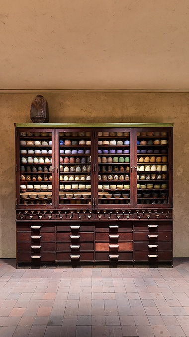 Nel suo negozio di via Monte Napoleone 10 Prada presenta “Chawan Cabinet”, una mostra dell’artista statunitense Theaster Gates, che ha nel suo cuore una collezione di ceramiche rivistate, che diventano oggetti rituali. I pezzi creati da Gates dialogano con quelli realizzati da un gruppo selezionato di artigiani della ceramica giapponesi, come Taira Kuroki, Yuichi Hirano, Shion Tabata e Koichi Ohara