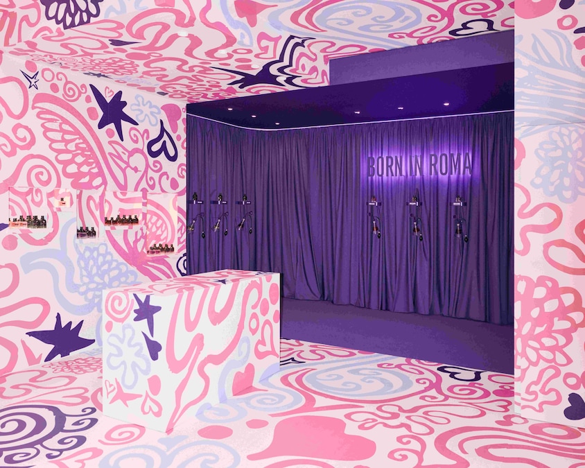 Apre il pop-up Valentino Beauty per il Salone del Mobile: animato con i pattern di Tabboo!, l’artista newyorkese che ha fatto dell’energia e della vitalità i suoi tratti distintivi, lo spazio temporaneo in Portanuova sarà accessibile sino a domenica 26 aprile.Le grafiche dinamiche di Tabboo! vestono una location dedicata alla scoperta di Born in Roma Purple Melancholia, il duo di fragranze Valentino Beauty dedicato alla melancolia quale scintilla in grado di accendere l’arte e l’immaginazione. Lo spazio temporaneo Valentino Beauty accoglie i visitatori in un trionfo di colore e personalità.Un pop-up immersivo, giocoso e audace – allestito presso Spazio Capelli, tra P.zza Gae Aulenti e C.so Como –in cui essi sono condotti in un viaggio olfattivo appassionante attraverso i meravigliosi stilemi realizzati ad hoc da Tabboo!.