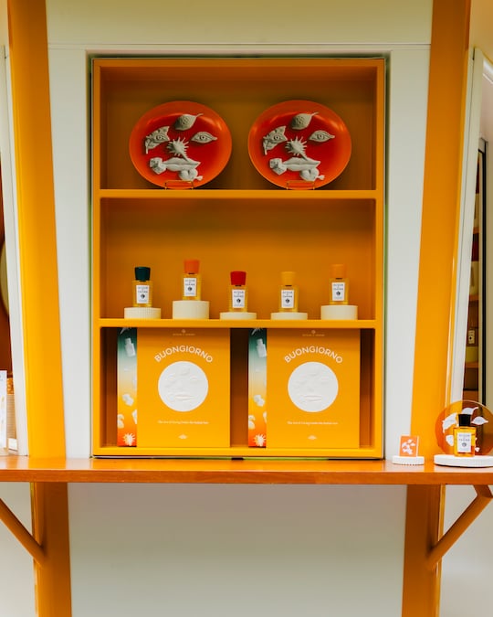 Fino al 26 aprile l’installazione “Il Chioschetto di Acqua di Parma” celebra il lancio di “Buongiorno La Collezione”, una linea di fragranze pensata per trasformare i gesti quotidiani in sogni poetici, accompagnata da un nuovo volume dedicato all’arte di vivere italiana. Parte del Chioschetto World Tour, l’installazione ha avuto inizio a New York, è approdata a Milano e proseguirà il suo viaggio verso Düsseldorf, Seoul e Shanghai, portando con sé la sua essenza luminosa.