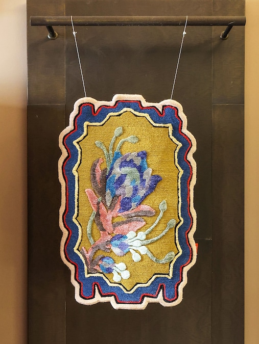 Prosegue il dialogo tra Antonio Riva Milano e Illulian, iniziato lo scorso febbraio in occasione di Milano Moda Donna, quando lo store Illulian di via Alessandro Manzoni ha ospitato la presentazione dell’ultima collezione della maison. Un sodalizio che si rinnova oggi con un nuovo capitolo, questa volta negli spazi dell’atelier Antonio Riva Milano di corso Venezia, un luogo intimo e accogliente dove ogni sposa può dare forma al proprio sogno.Per l’occasione, l’atelier si trasforma in un ambiente immersivo in cui i tappeti Illulian – esposti all’interno della location – dialogano con l’universo couture del brand