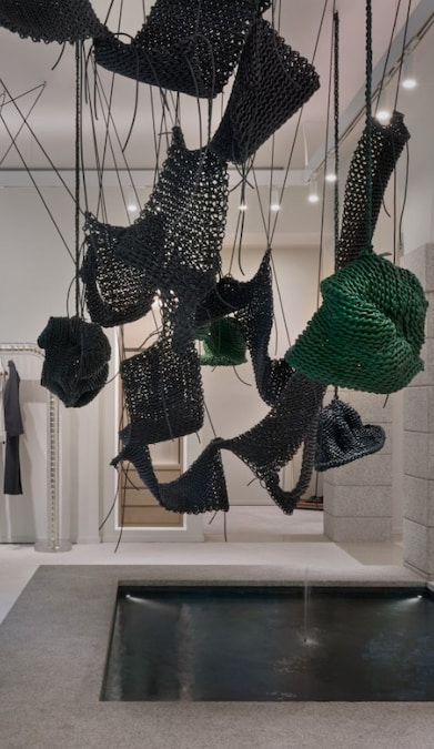 In occasione della Milano Design Week 2026, Bottega Veneta collabora con l’artista coreano Kwangho Lee. Il progetto include un’installazione site-specific presso la boutique di Via Sant’Andrea, insieme ad attivazioni diffuse in diversi punti della città.