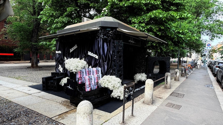 In occasione della Milano Design Week 2026, Filippo Sorcinelli presenta il rinnovamento della propria Scented Home Collection, un insieme di diciannove fragranze per l’ambiente che, nel corso degli anni, hanno trasformato l’abitare in esperienza interiore, racconto emotivo, partitura invisibile affidata all’aria. Per il lancio della nuova collezione, Filippo Sorcinelli concepisce anche un progetto speciale destinato alla città di Milano e alla sua energia creativa più viva: un’installazione al chiosco dei fiori di via Moscova, di fronte alla Chiesa di Santa Maria degli Angeli, pensata quale luogo di attraversamento sensoriale, immersione olfattiva e riflessione visiva. In questo giardino temporaneo, tra materia vegetale e accordi aromatici, verrà presentata e omaggiata la prima edizione di respect my magazine, pubblicazione nata dal claim che accompagna da tempo l’universo di Filippo Sorcinelli: respect my madness.