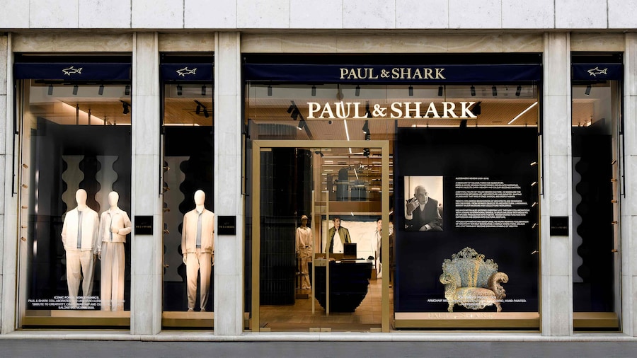 Paul & Shark presenta una speciale collaborazionecon Archivio Alessandro Mendini, celebre artista, designer e architetto italiano. Le vetrine del flagship store milanese in via Monte Napoleone 16 ospitano, per tutta la settimana,un esemplare della Poltrona di Proust, icona del design postmoderno, affiancata da una reinterpretazione dei rinomati stilemi dell’artista, nei tessuti blu Paul & Shark.