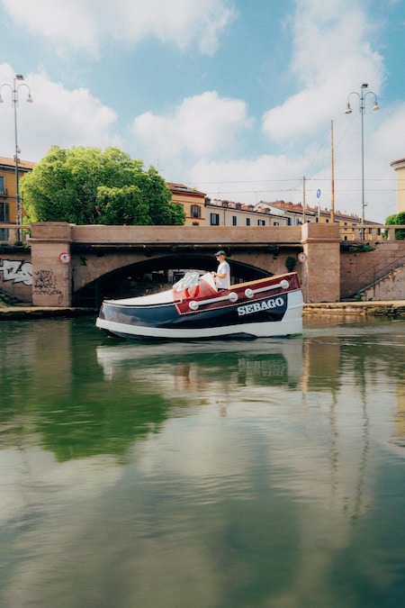 Per il suo 80° anniversario, il brand nato nel Maine nel 1946 porta la sua storia in viaggio con il Sebago Boat Tour, un progetto che attraversa diverse città europee in modo originale e irriverente. Al centro, un’imbarcazione ispirata al modello Docksides, l’iconica calzatura da barca che ha dato vita al brand, reinterpretata in chiave inaspettata ed irriverente, mentre naviga tra alcune delle principali capitali europee. Si parte da Milano durante la Design Week: dal 20 al 26 aprile si avvisterà la barca sui Navigli, per poi proseguire ad Amsterdam, a Firenze durante Pitti Uomo dal 16 al 18 giugno e Parigi, lungo la Senna in occasione della Fashion Week, dal 22 al 28 giugno. Il tour terminerà a Londra a inizio luglio. Ogni tappa sarà accompagnata da eventi, capsule collection dedicate e momenti di community, pensati per coinvolgere il pubblico e portare lo stile nautico e preppy di Sebago fuori dai suoi contesti tradizionali.