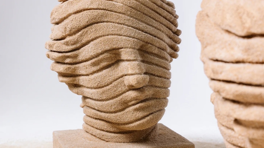 Durante la Milano Design Week 2026, la boutique Intimissimi di Via Montenapoleone si trasforma in uno spazio espositivo grazie a “Beauty Begins Inside”, l’installazione site-specific di Andrea Crespi, a cura di Sandie Zanini. L’opera celebra la femminilità creando un dialogo diretto tra arte e moda. Andrea Crespi: l’arte dell’intimità femminileAl centro dello store, la celebre Venere Italica di Canova reinterpretata dall’artista in scala 1:1