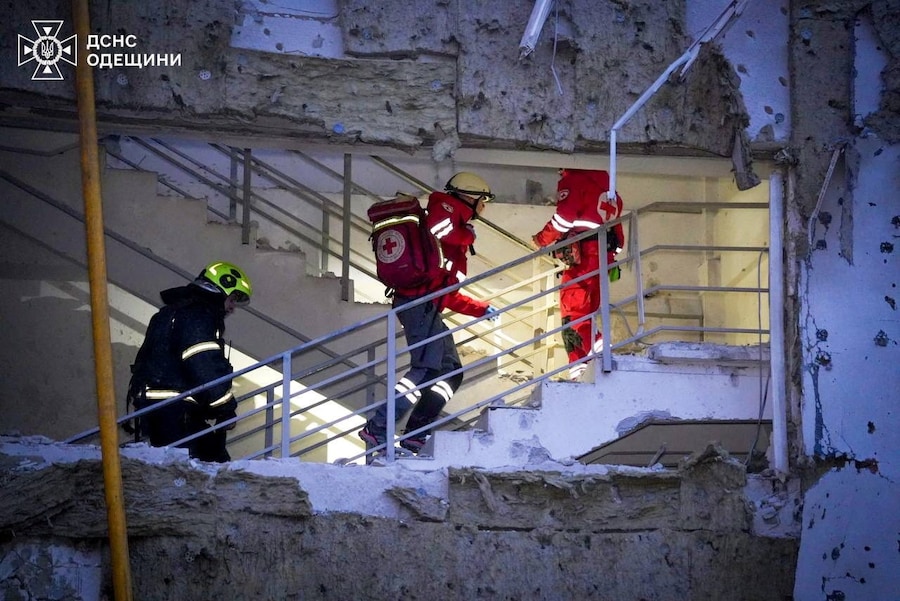 Un soccorritore e alcuni operatori sanitari si arrampicano sul condominio colpito da un attacco con droni russi, a Odessa. (Servizio stampa del Servizio statale di emergenza dell’Ucraina nella regione di Odessa/Foto fornita tramite REUTERS)