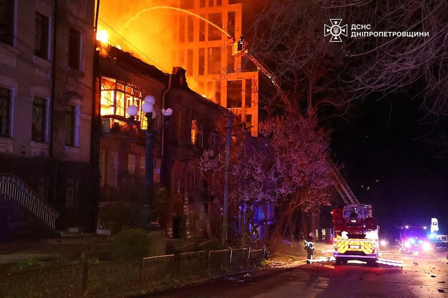 I soccorritori operano sul luogo di un complesso residenziale colpito da un missile e da un attacco con droni russi, a Dnipro. (Servizio stampa del Servizio statale di emergenza dell’Ucraina nella regione di Dnipropetrovsk/Foto fornita tramite REUTERS)