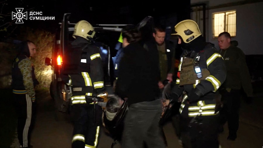 Il personale di emergenza, insieme ad altre persone, soccorre una persona sul luogo dei bombardamenti russi, nel contesto dell'attacco della Russia all'Ucraina, a Sumy, in Ucraina. (Servizio statale di emergenza dell’Ucraina nella regione di Sumy/Foto fornita tramite REUTERS)