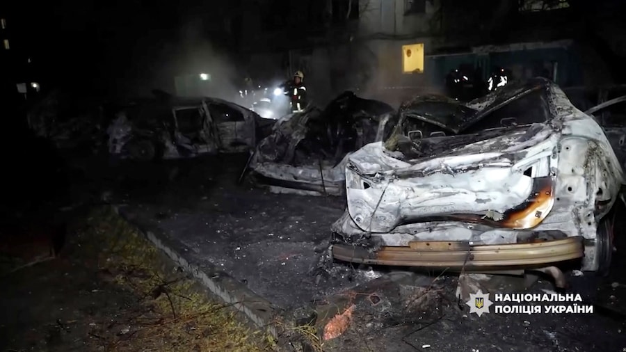 Un pompiere è al lavoro sul luogo di un bombardamento russo, nel contesto dell'attacco della Russia all'Ucraina, a Sumy, in Ucraina. (Polizia Nazionale dell’Ucraina/Foto fornita tramite REUTERS)