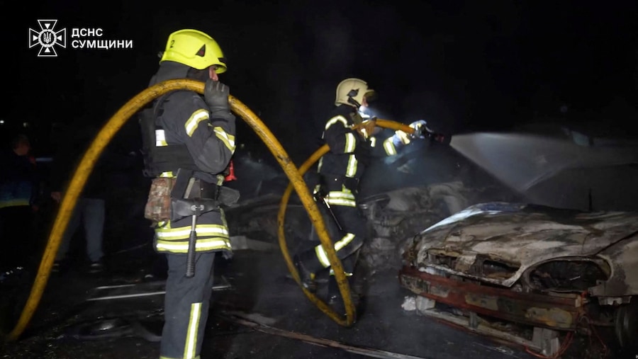 I vigili del fuoco sono al lavoro sul luogo di un bombardamento russo, nel contesto dell'attacco della Russia all'Ucraina, a Sumy, in Ucraina. (Servizio statale di emergenza dell’Ucraina nella regione di Sumy/Foto fornita tramite REUTERS)