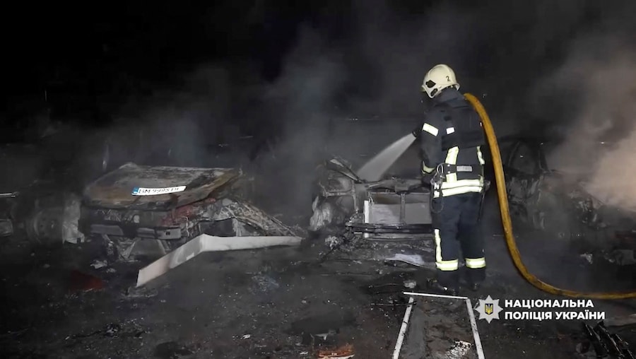 Un pompiere è al lavoro sul luogo di un bombardamento russo, nel contesto dell'attacco della Russia all'Ucraina, a Sumy, in Ucraina. (Polizia Nazionale dell’Ucraina/Foto fornita tramite REUTERS)