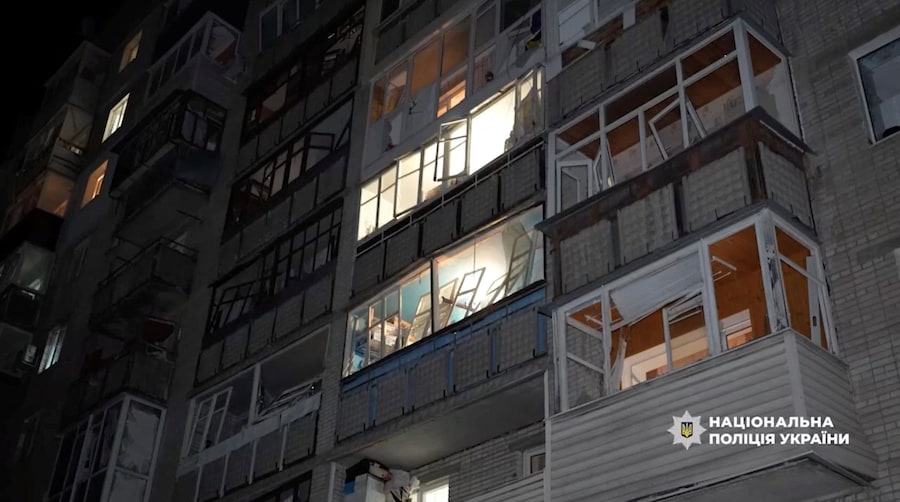 Un edificio danneggiato a seguito dei bombardamenti russi, a Sumy, in Ucraina. (Polizia Nazionale Ucraina/Foto fornita tramite REUTERS)