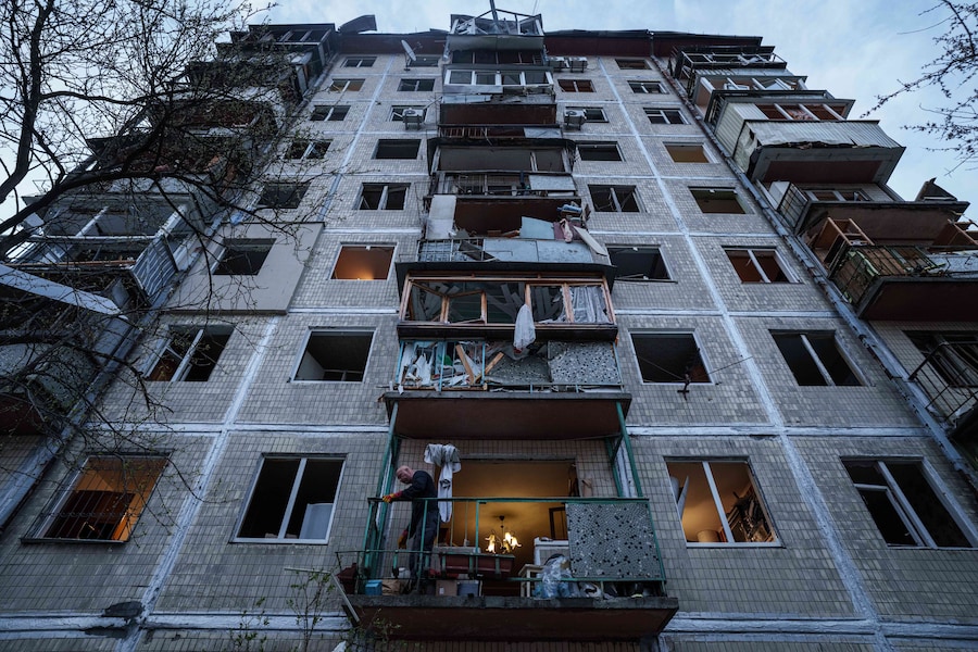 Un uomo rimuove le macerie all'interno della sua casa, danneggiata in seguito a un attacco russo contro un quartiere residenziale di Kiev. (AP Photo/Evgeniy Maloletka / Associate Press/ LaPresse / APN)