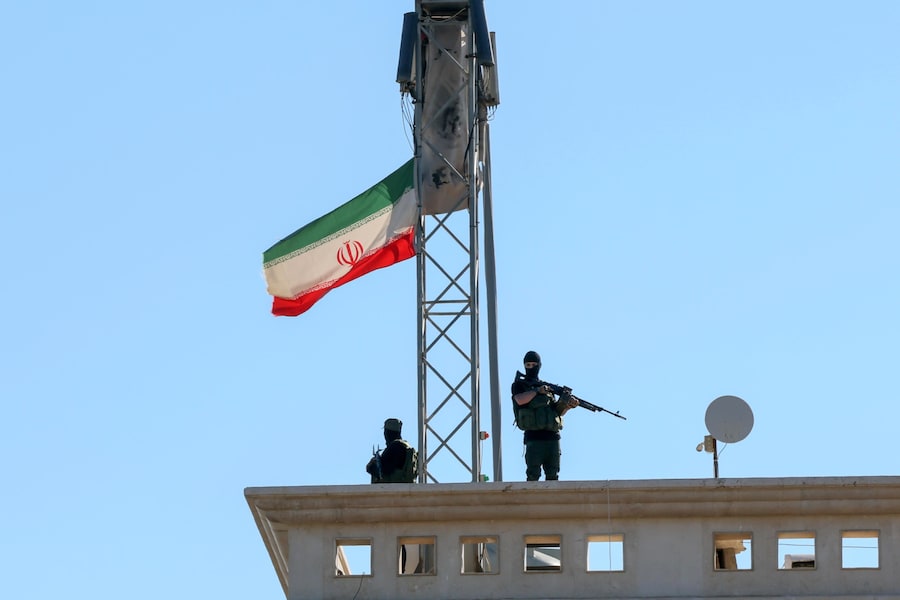 Guardie di sicurezza armate sul tetto dell'ambasciata iraniana durante una manifestazione commemorativa per il leader supremo iraniano Ali Khamenei, durante la tregua tra Israele e il Libano, a Beirut, in Libano. (EPA)