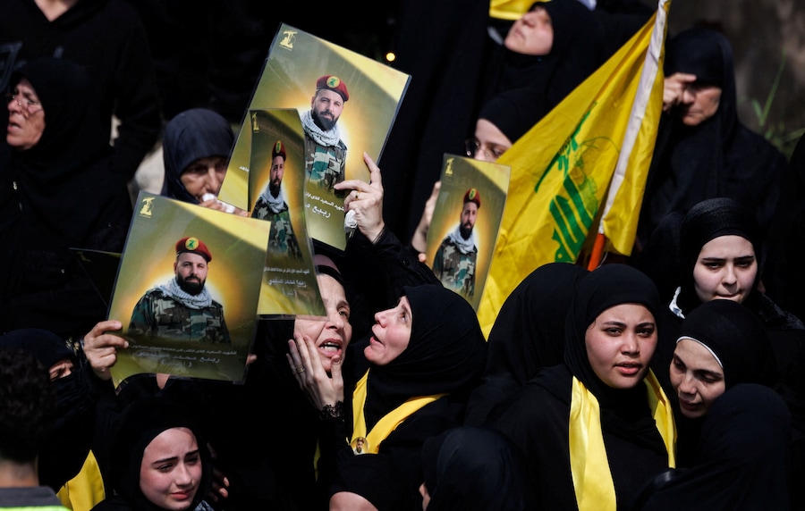 I funerali di alcuni combattenti di Hezbollah e dei membri della protezione civile uccisi durante il conflitto con Israele, i cui corpi sono stati riesumati da tombe provvisorie per essere sepolti nel loro villaggio natale, nel corso di una tregua di dieci giorni tra Libano e Israele, nel villaggio di Aitit, nel sud del Libano, il 22 aprile 2026. (REUTERS)