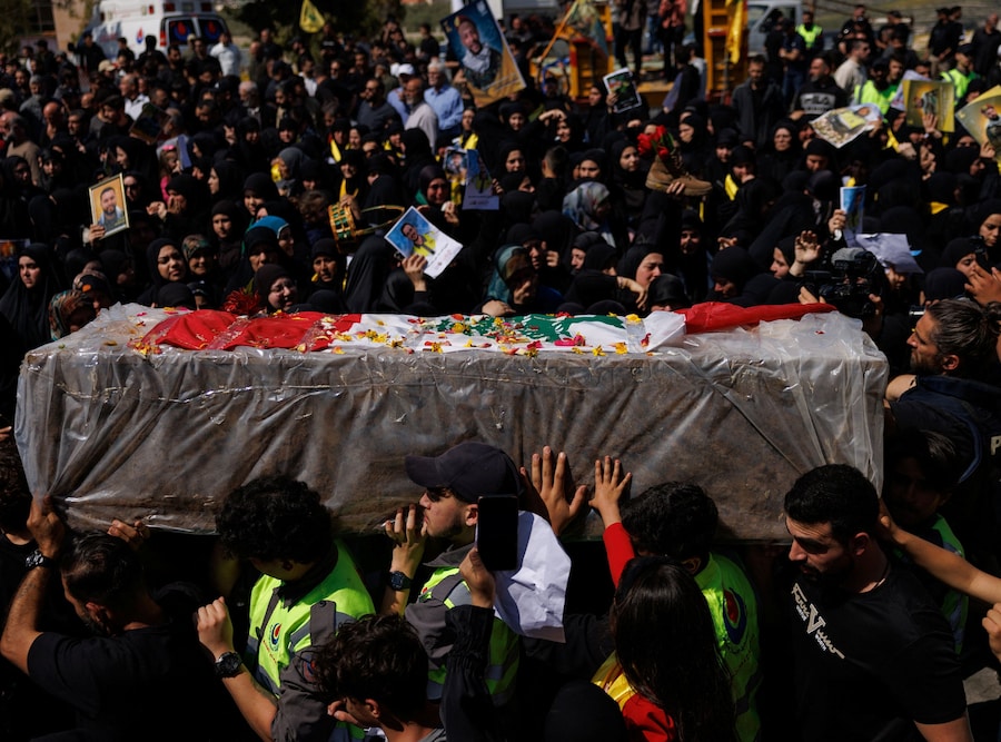 I funerali di alcuni combattenti di Hezbollah e dei membri della protezione civile uccisi durante il conflitto con Israele, i cui corpi sono stati riesumati da tombe provvisorie per essere sepolti nel loro villaggio natale, nel corso di una tregua di dieci giorni tra Libano e Israele, nel villaggio di Aitit, nel sud del Libano, il 22 aprile 2026. (REUTERS)