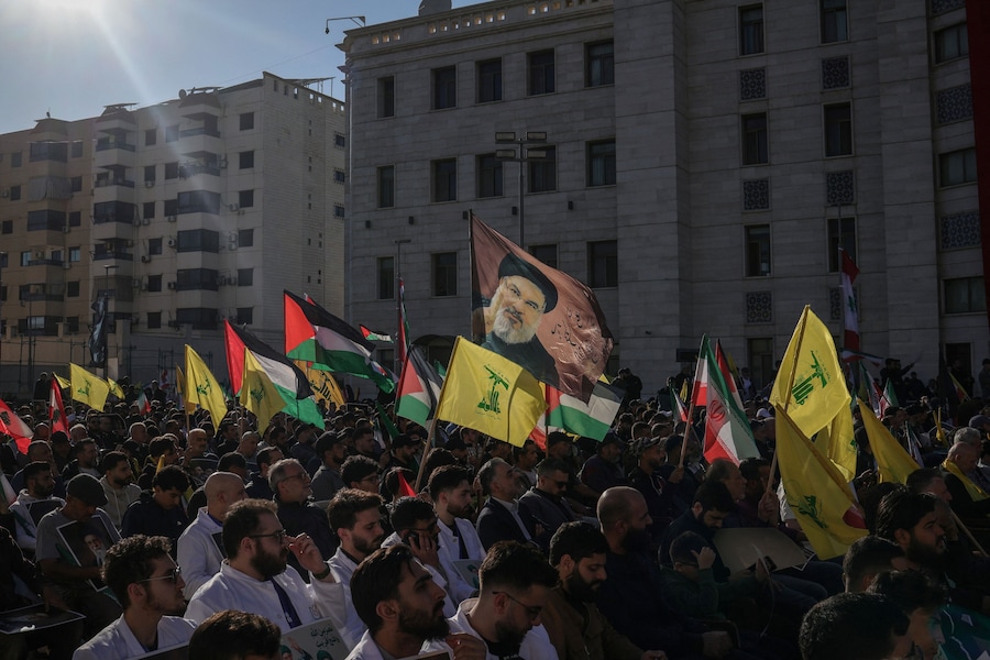 Il 22 aprile 2026, all’interno dell’ambasciata iraniana a Beirut, in Libano, alcune persone partecipano a una manifestazione per rendere omaggio al defunto leader supremo dell’Iran, l’ayatollah Ali Khamenei, e per manifestare il proprio sostegno al nuovo leader supremo dell’Iran, Mojtaba Khamenei. (REUTERS)
