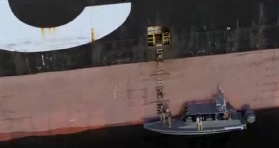 Uno screenshot tratto da un video che mostrerebbe il sequestro delle navi portacontainer MSC Francesca ed Epaminondas nello Stretto di Hormuz, trasmesso dalla TV di Stato iraniana e diffuso il 22 aprile 2026, ritrae i soldati impegnati nell'operazione. (via REUTERS)