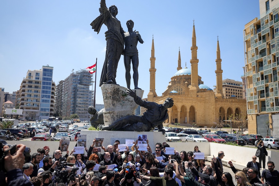 Rappresentanti dei media espongono cartelli in Piazza dei Martiri durante una veglia per condannare l'uccisione di giornalisti, all'indomani della morte della giornalista Amal Khalil in un attacco israeliano, a Beirut, in Libano, il 23 aprile 2026. (REUTERS)