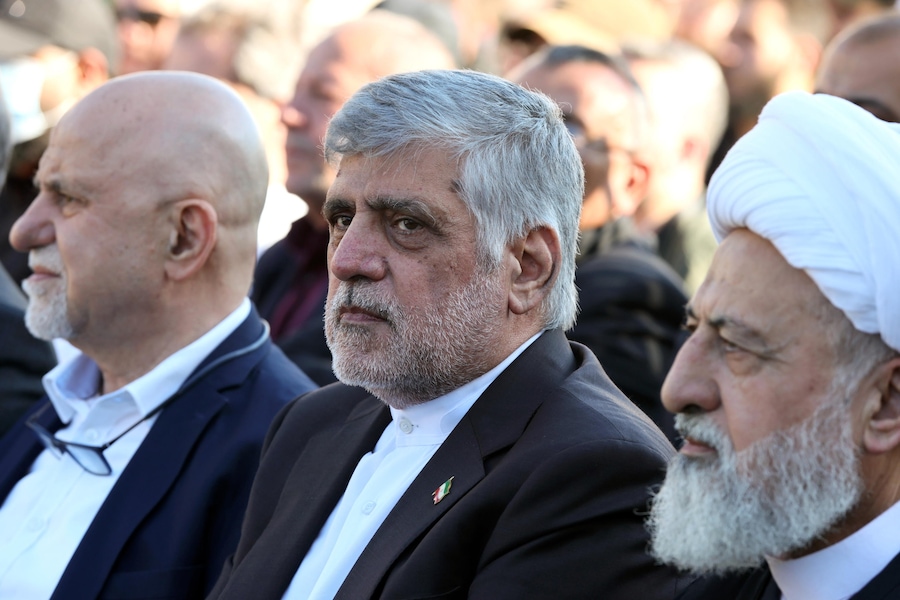 L'ambasciatore designato dell'Iran in Libano, Mohammad Reza Raouf Sheibani (al centro), partecipa a una manifestazione commemorativa in onore del leader supremo iraniano Ali Khamenei, assassinato, all'insegna dello slogan «La posizione della lealtà e della devozione», durante la tregua tra Israele e il Libano, presso l'ambasciata iraniana a Beirut, in Libano, il 22 aprile 2026. K (EPA)