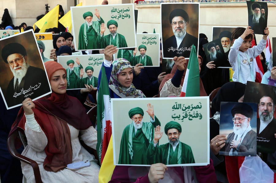 I sostenitori di Hezbollah espongono ritratti di Ali Khamenei e del suo successore, Mojtaba Khamenei, durante una manifestazione commemorativa in onore del leader supremo iraniano Ali Khamenei. (EPA)