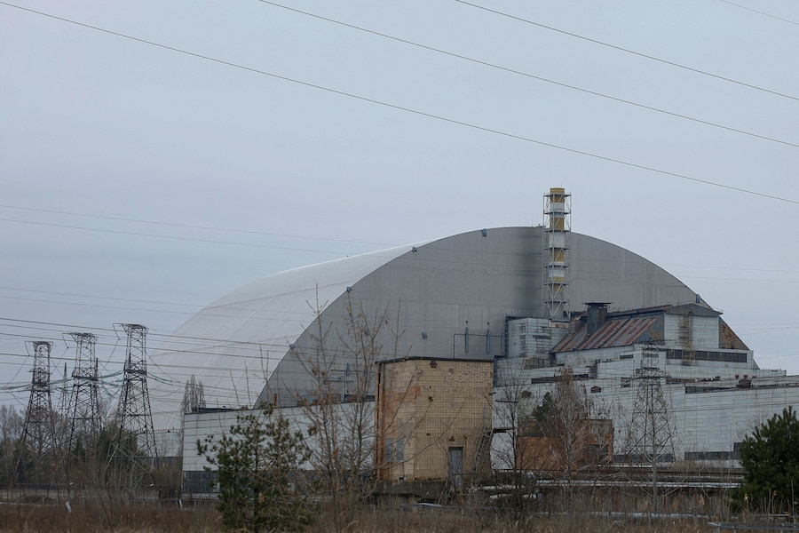 Una veduta della centrale nucleare di Cernobyl e la struttura del Nuovo Confinamento di Sicurezza (NSC), che ricopre il vecchio sarcofago. (REUTERS)