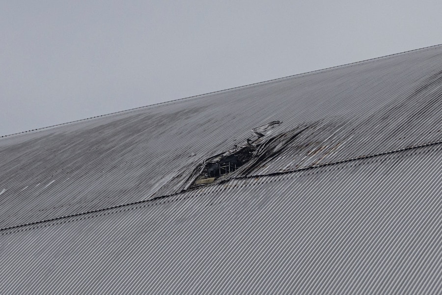 La centrale nucleare di Cernobyl. La struttura del Nuovo Confinamento di Sicurezza (NSC), che ricopre il vecchio sarcofago del quarto reattore è stata danneggiata da un drone russo. (REUTERS)