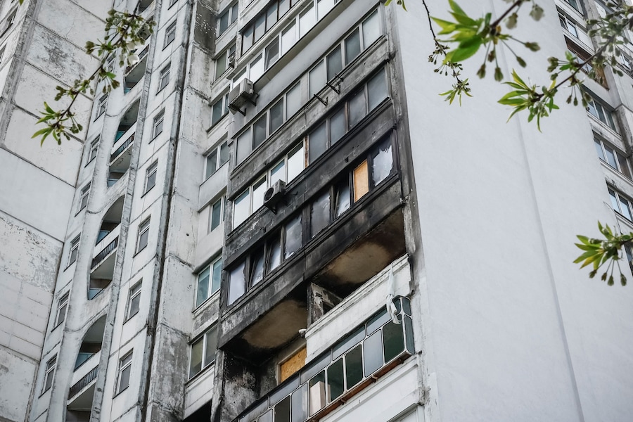 Un edificio residenziale danneggiato durante un attacco con droni russi il 14 novembre 2025, dove vivono Valentyna, 58 anni, e suo marito Oleksii Ananenko, 66 anni, insignito del titolo di Eroe dell’Ucraina per il ruolo svolto in una missione del 1986 sotto il quarto reattore della centrale nucleare di Cernobyl, nel contesto dell’attacco russo all’Ucraina, a Kiev, Ucraina, 20 aprile 2026. (REUTERS)