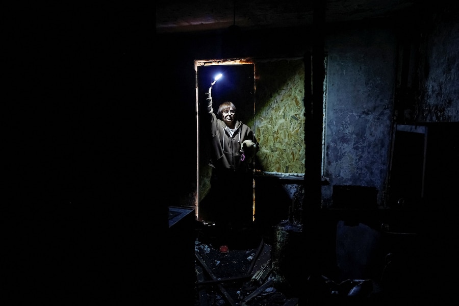 Valentyna Ananenko, 58 anni, moglie di Oleksii Ananenko, insignito del titolo di Eroe dell’Ucraina per il ruolo svolto nel 1986 durante una missione sotto il quarto reattore della centrale nucleare di Cernobyl, visita l’appartamento distrutto dal fuoco della sua vicina Nataliia Khodemchuk, 73 anni, uccisa in un attacco con droni russi il 14 novembre 2025, alla vigilia del 40° anniversario del disastro di Chernobyl, a Kiev, Ucraina, il 20 aprile 2026. (REUTERS)