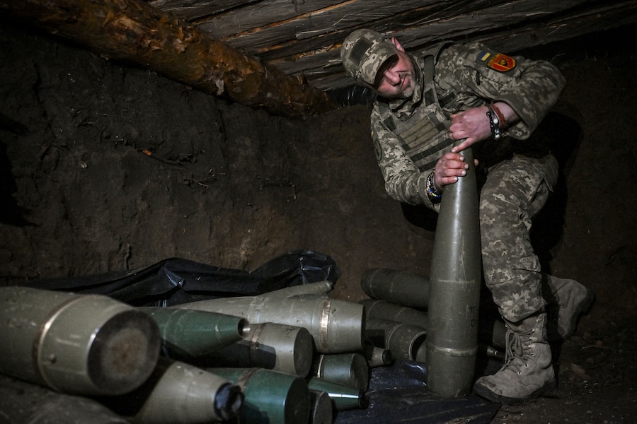 Un militare ucraino della 260ª Brigata separata di difesa controlla un proiettile da 152 mm per un obice D-20. Zaporizhzhia, Ucraina, (REUTERS)