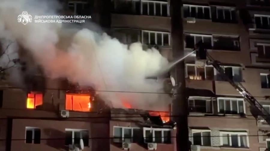 Un vigile del fuoco cerca di domare un incendio in un condominio colpito da un attacco russo, nella località di Dnipro, Ucraina. (via REUTERS)