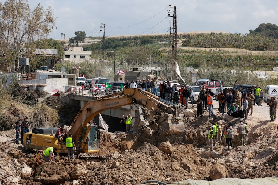 I soccorritori cercano le vittime sul luogo di un attacco israeliano contro un ponte, sferrato prima dell'entrata in vigore della tregua di dieci giorni tra Israele e il Libano, a Qasmiyeh, nel Libano meridionale. (REUTERS/Aziz Taher)