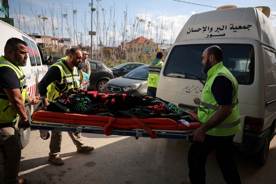 I membri della protezione civile trasportano il corpo di Taleen, di un anno e mezzo, rimasta uccisa in un attacco israeliano nel villaggio di Srifa insieme ad altri tre membri della sua famiglia, il giorno del funerale presso la moschea di Al Kharab a Tiro, in Libano. (REUTERS/Louisa Gouliamaki)
