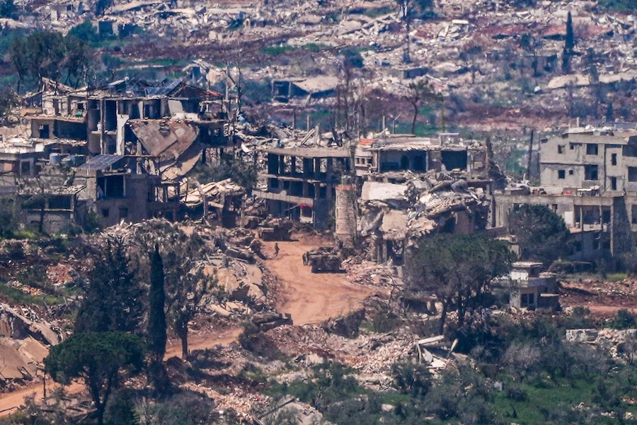 Veicoli militari israeliani e soldati in un villaggio nel sud del Libano, mentre l'esercito israeliano conduce operazioni sul posto, visti dal lato israeliano del confine. (REUTERS/Ayal Margolin)