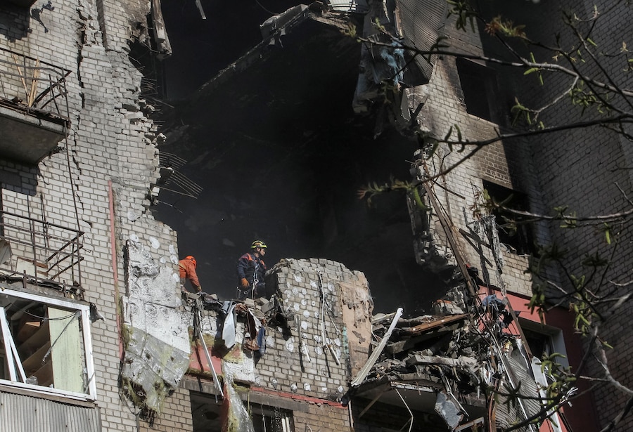 I soccorritori sono al lavoro in un condominio colpito da un attacco con droni russi, a Dnipro. (REUTERS/Stringer)